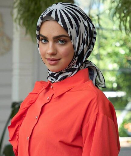 Black & White Ipekhan Flower Soft Scarf | Lightweight & Non-Slip